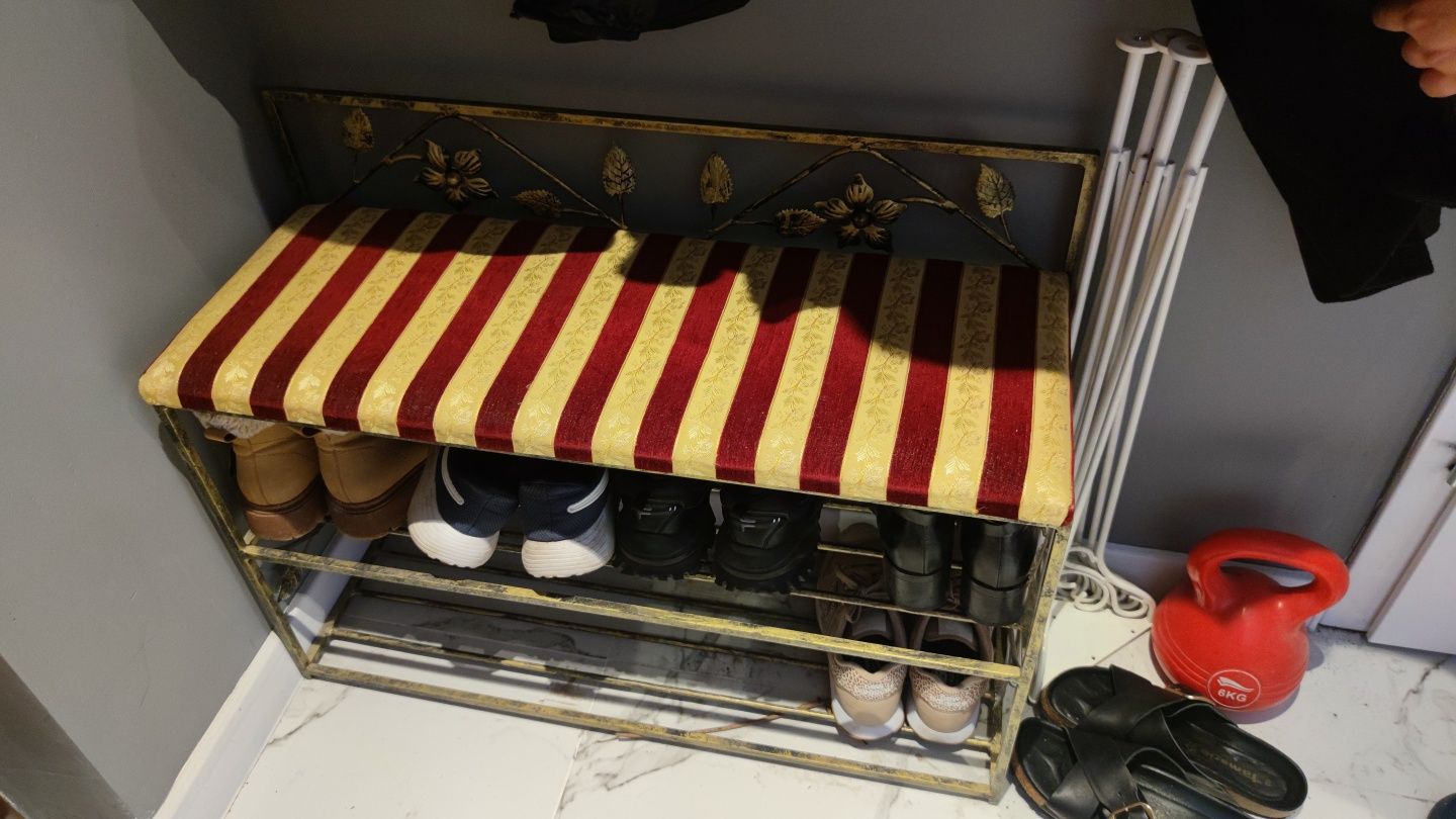 Siedzisko metalowe z półką na buty