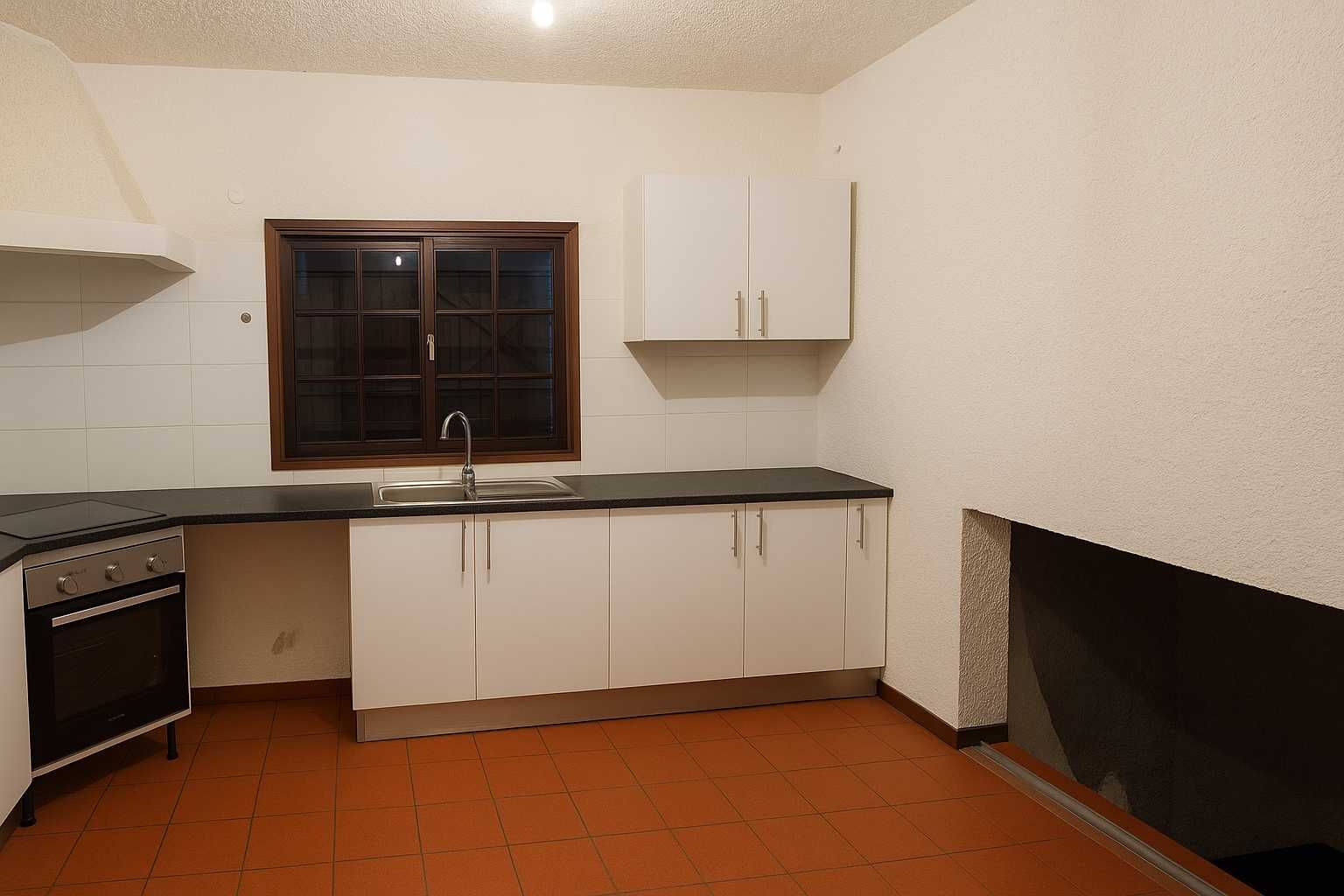 Moradia T2 Remodelada com Garagem e Churrasqueira — Camacha, Madeira
