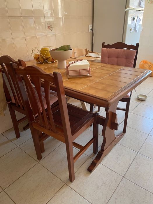Mesa e 5 cadeiras