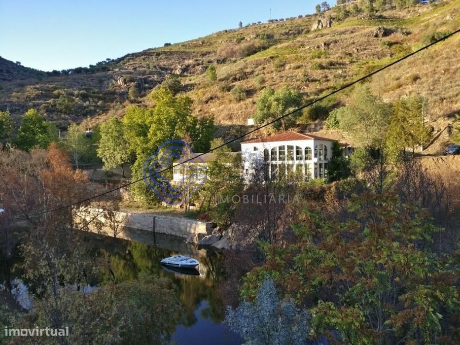 Termas das Caldas em Murça à venda por 1.300.000 nas margens do rio.
