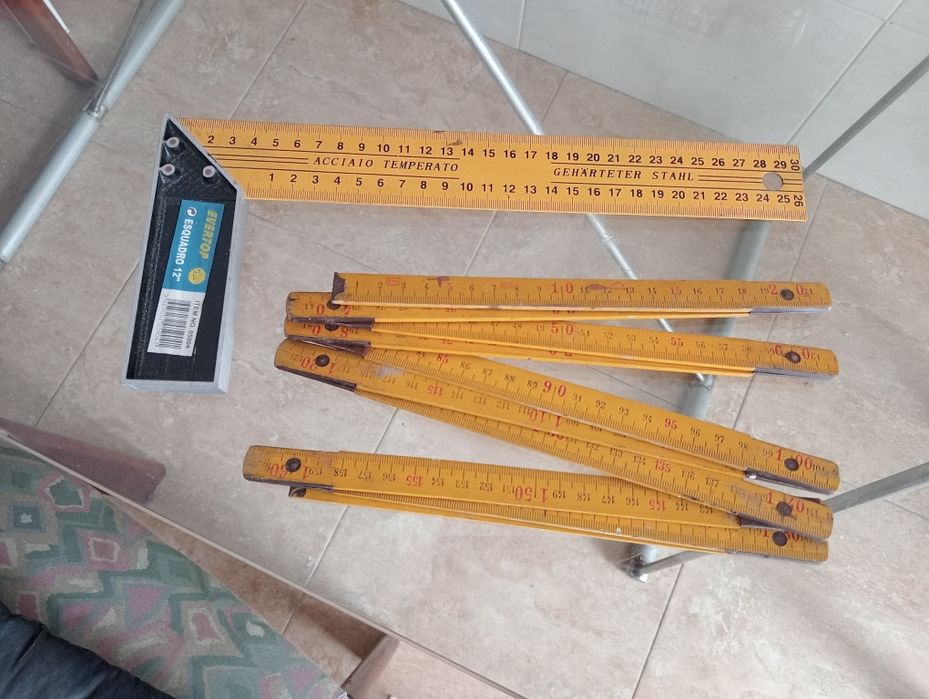 Metro de carpinteiro e esquadro.