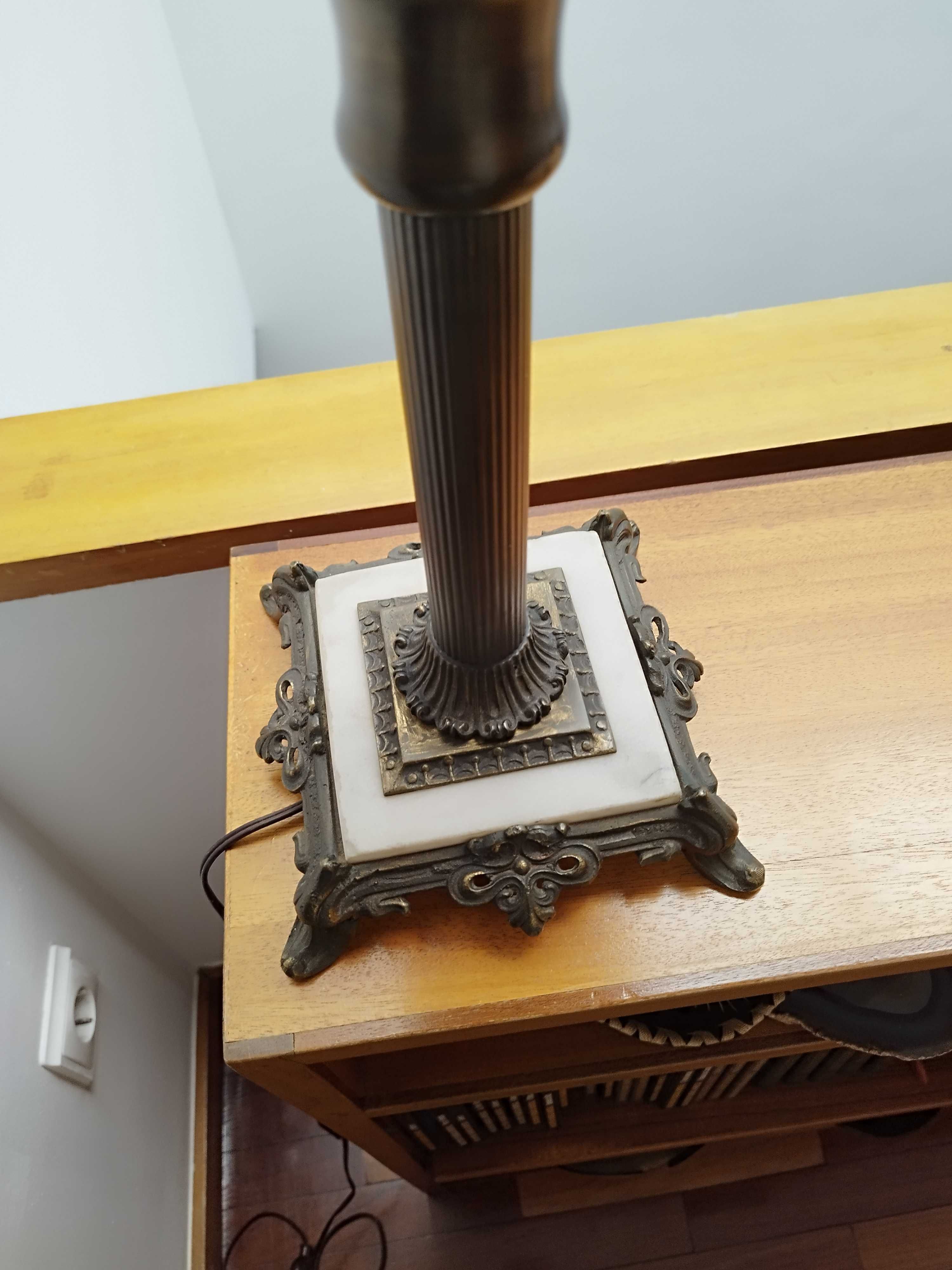 Candeeiro de petróleo ao estilo arte nova.