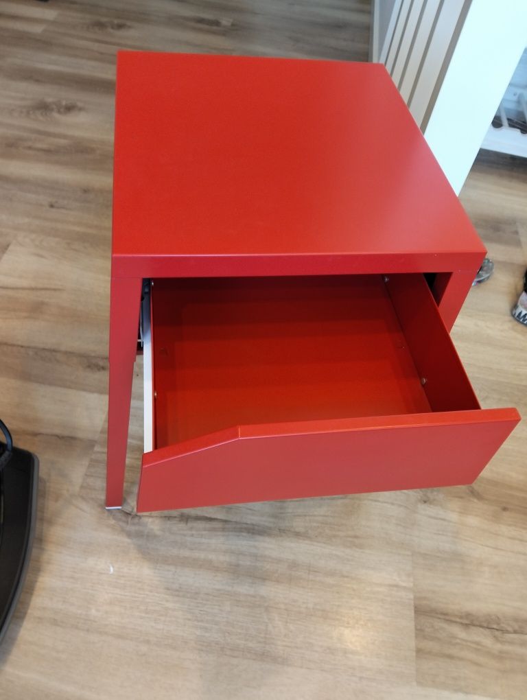 Pequena mesa vermelha