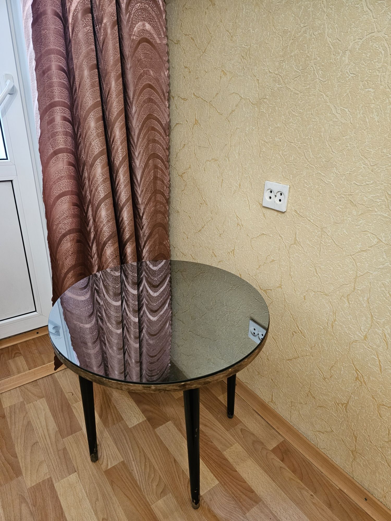 Продам столик со стеклом