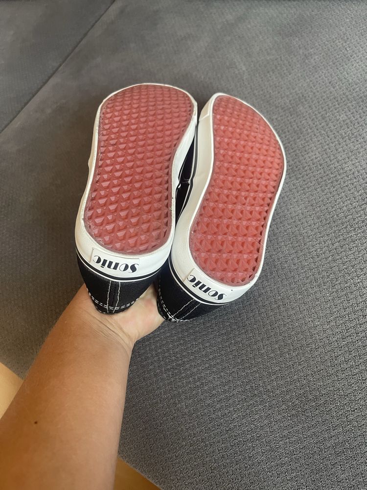 Nowe czarne trampki