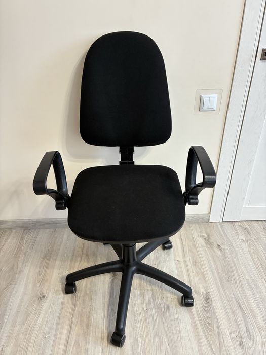 Офісне компʼютерне крісло, кресло