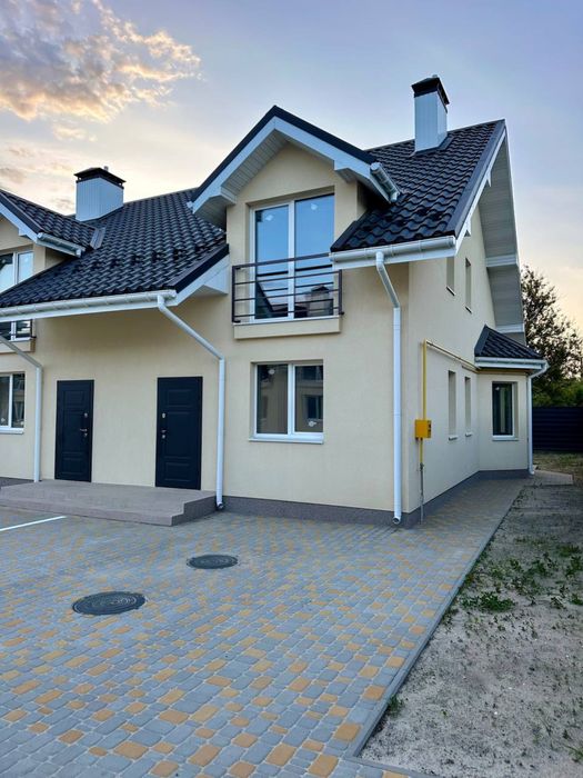 Кутовий таунхаус 110 м² з ділянкою, озером і басейном, Гнідин