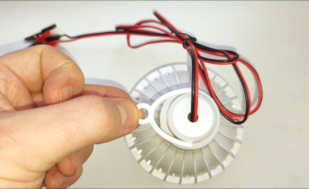 Лампа 12 вольт з проводом і клешнями