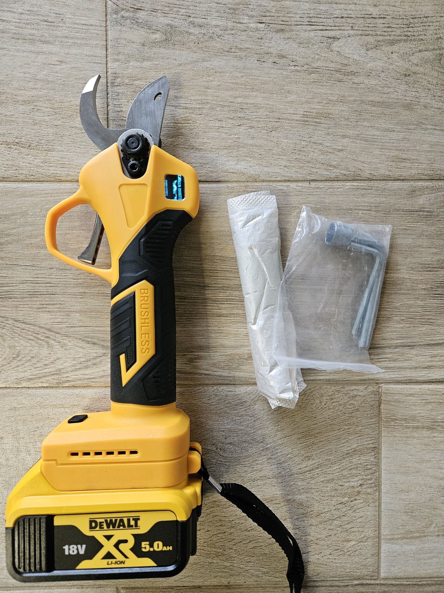 Sekator akumulatorowy do baterii Dewalt