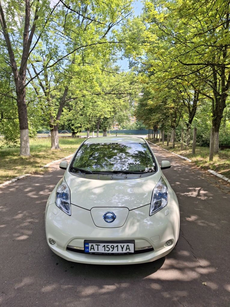 Nissan leaf 2011року