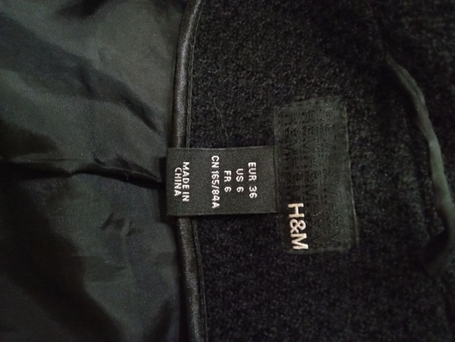 Płaszczyk H&M zimowy czarny taliowany płaszcz kurtka zimowa