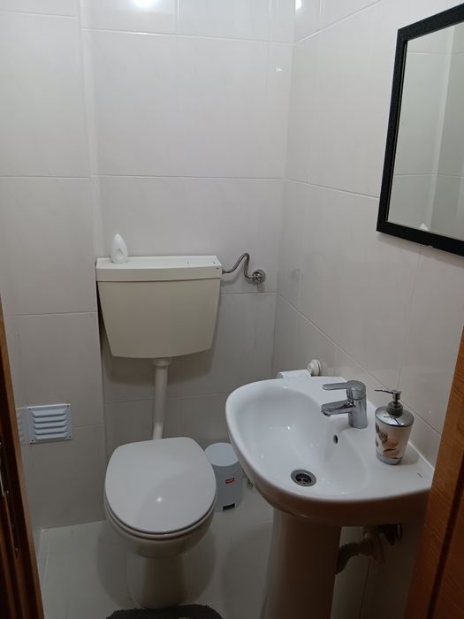 Feijo Apartamento T4 no primeiro andar, remodelado para T3 com sala de