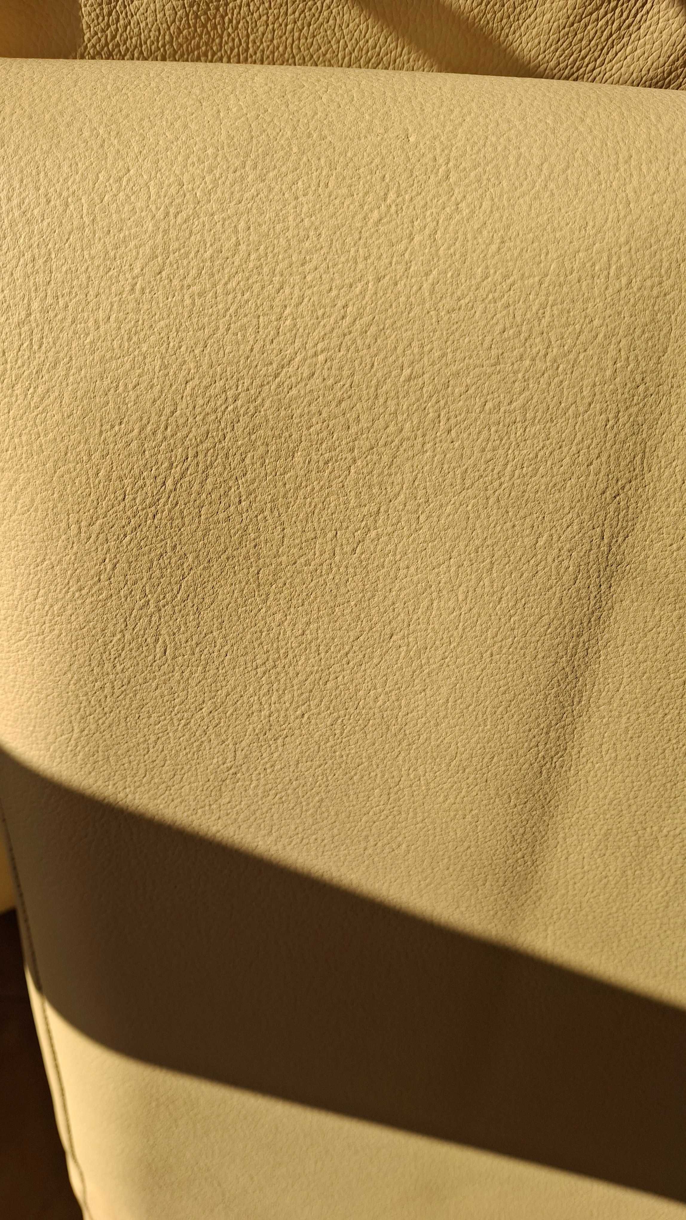 Sofá em pele bege 2 lugares 150x95x93