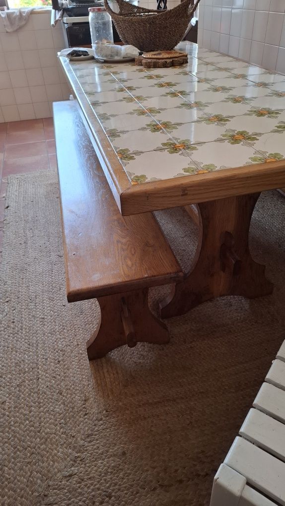 Mesa e bancos rústicos