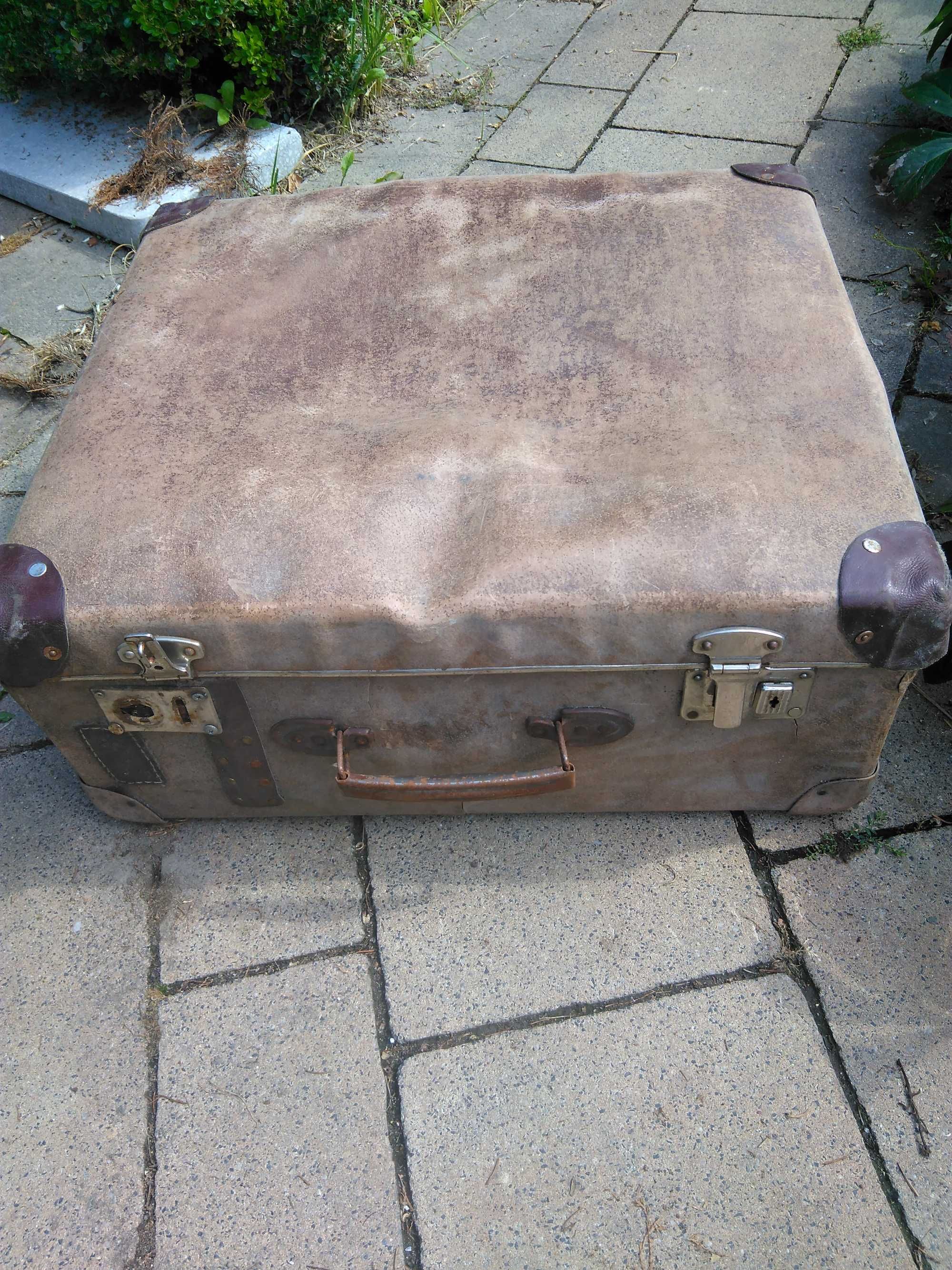 Kolekcjonerska stara walizka futerał na instrument akordeon