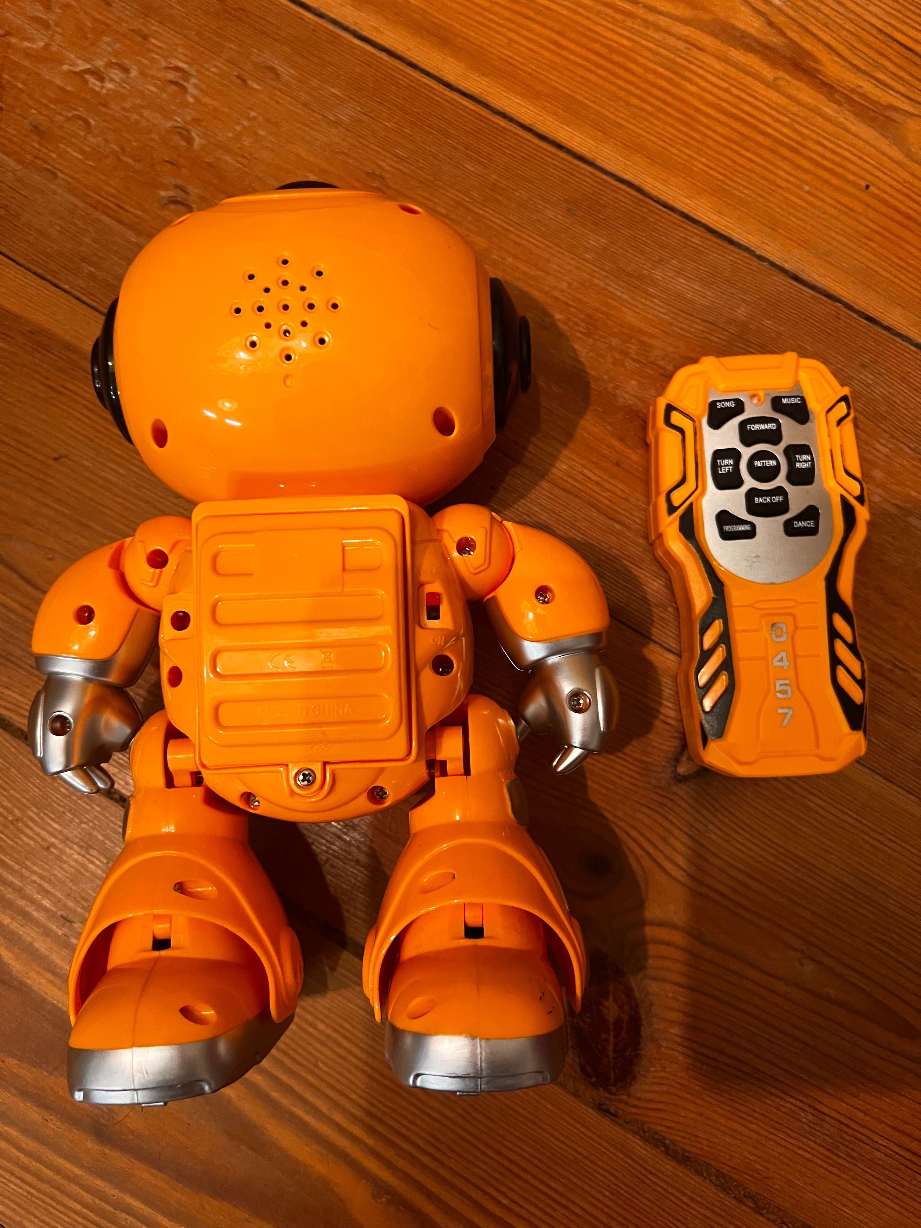 Robot zdalnie sterowany z pilotem
