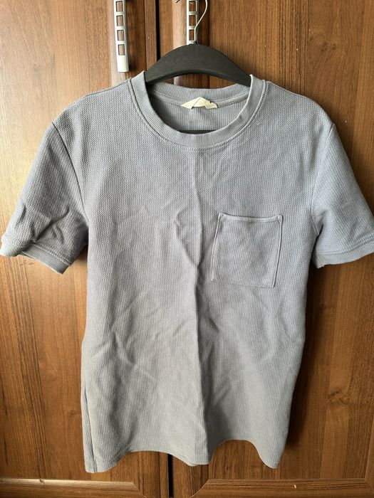 Синя футболка і багато різних речей