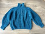 Sweter w kolorze morskim z golfem