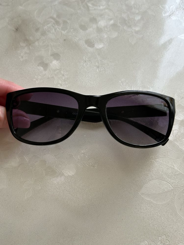 Вінтажні окуляри Guess.