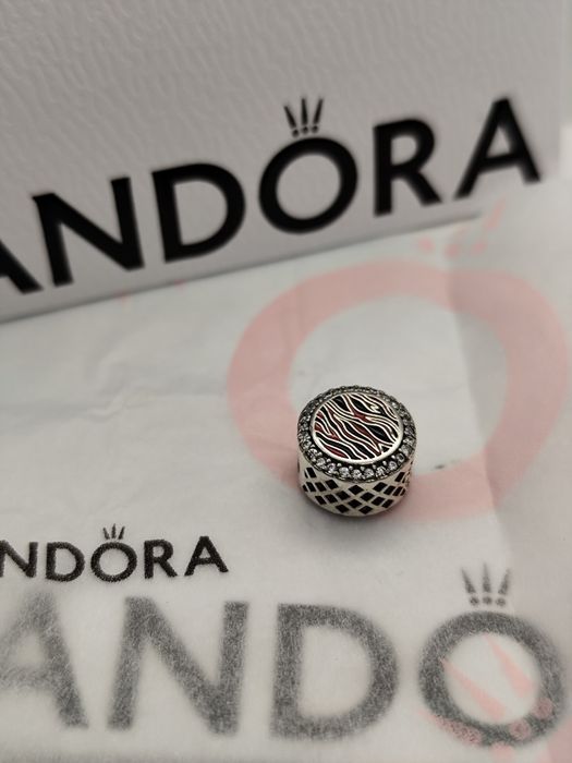 Conta zebra preta, vermelha e branca da Pandora