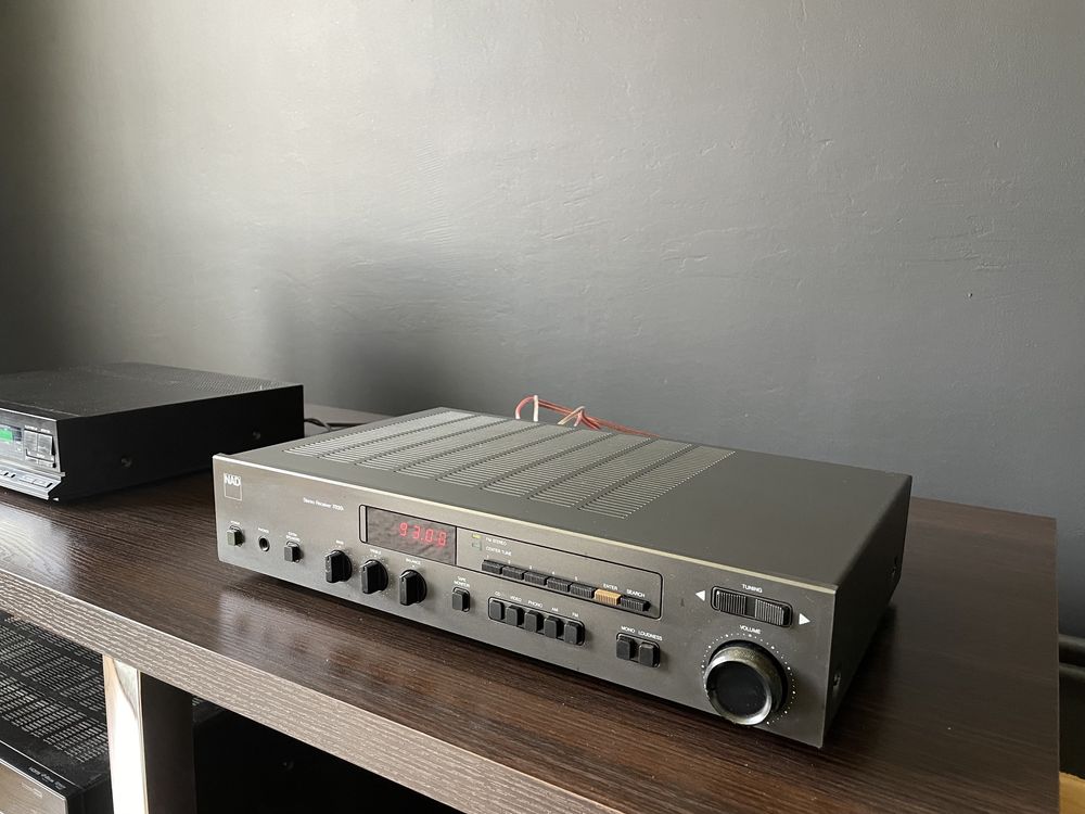 Amplituner stereo NAD 7020i