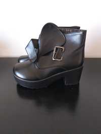 Botas pretas tipo pele c/ fivela Tam.37 *NOVAS*!