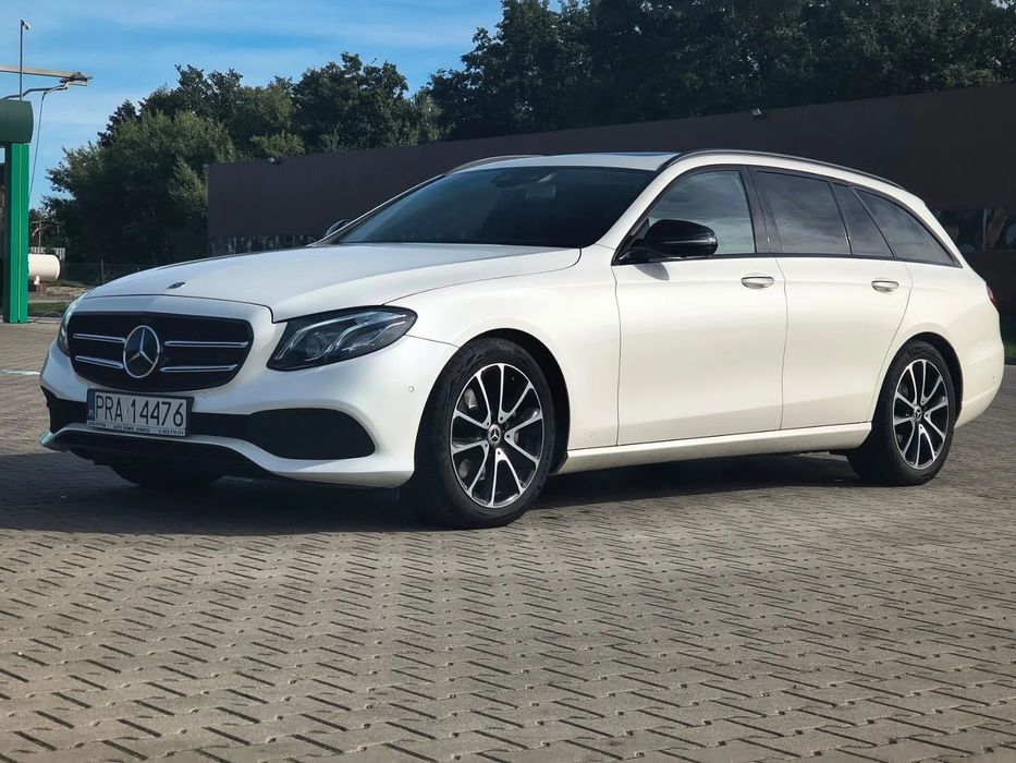 Mercedes-Benz Klasa E E300 - niski przebieg - biała perła - shadowline - virtual cocpit kame