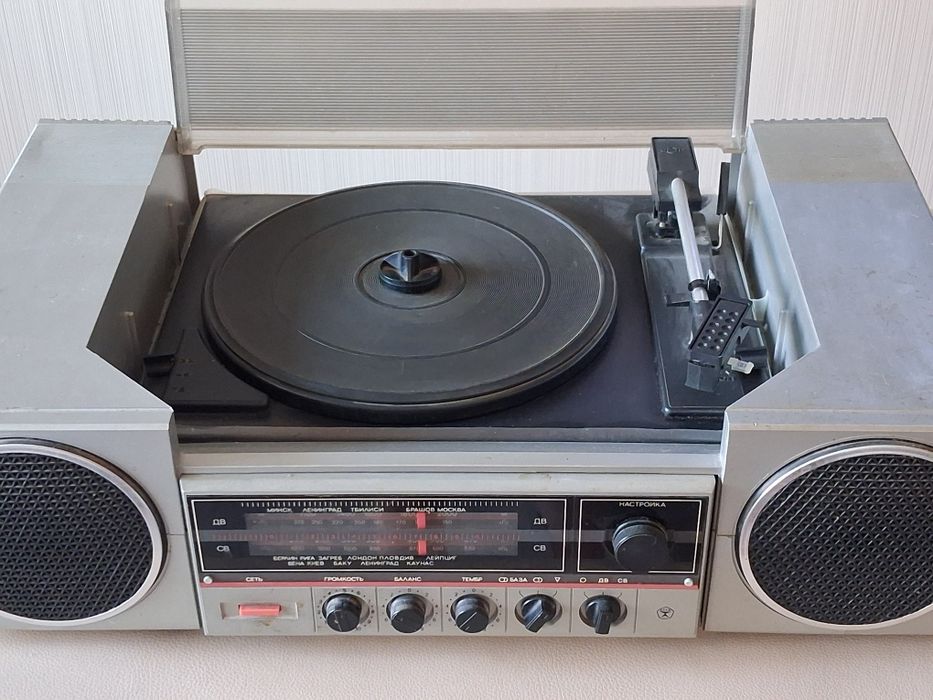 Магнитофоны разные.