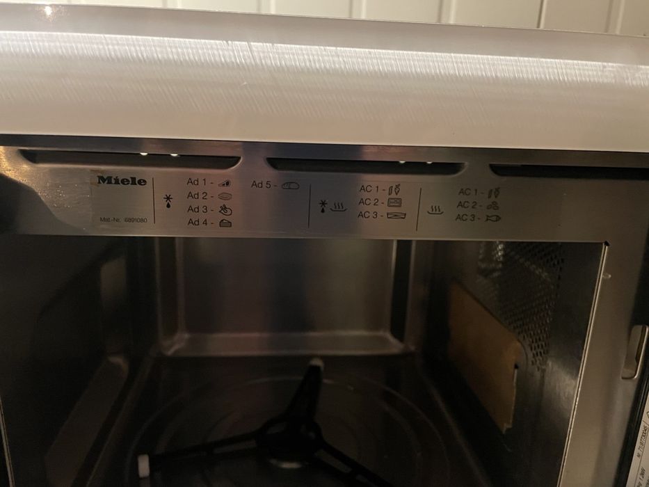 Мікрохвильова піч Miele M 8160-2