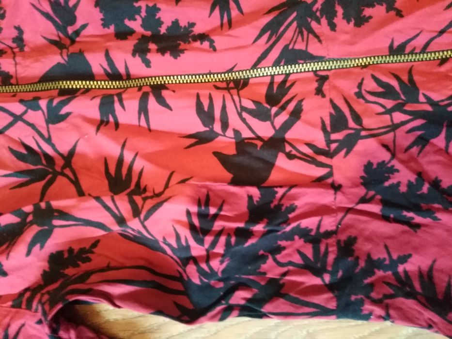 Sukienka Oasis, rozmiar 34, bordowa w listki