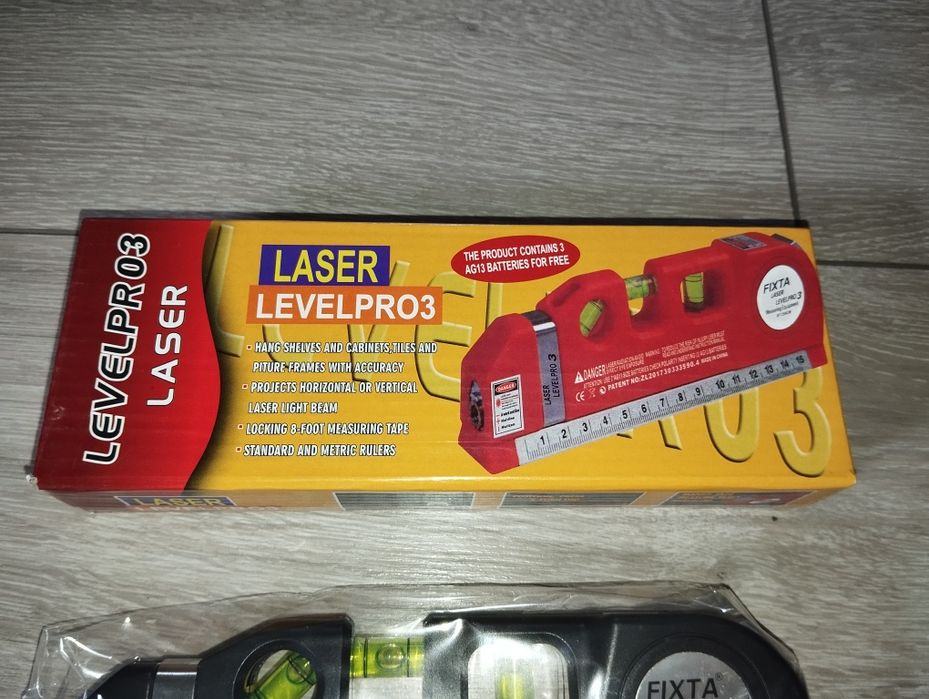 Poziomica laserowa z trzema libelkami