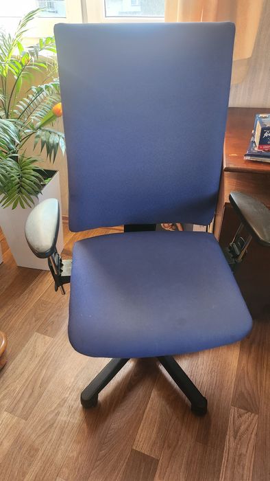 Wysokie krzeslo z podłokietnikami