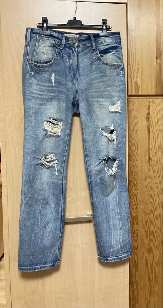 Spodnie dżinsowe z rozdarciami marki Zara