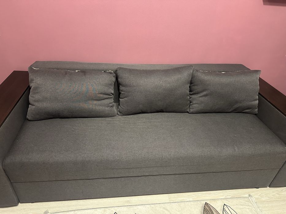 Пролам диван книжку з нішами бильця.