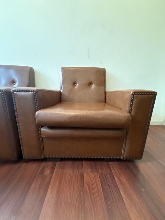 Dois cadeirões castanhos