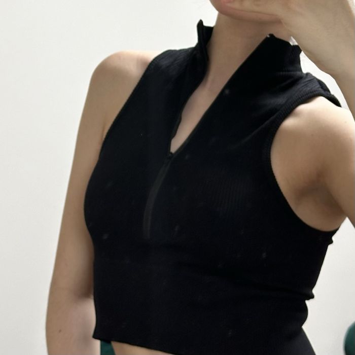 Топ на застібці та комірцем