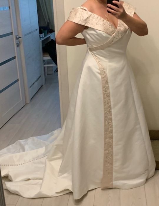 Весільна сукня з шлейфом