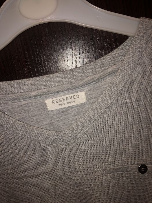 Cienki szary sweterek w serek Reserved rozmiar 116