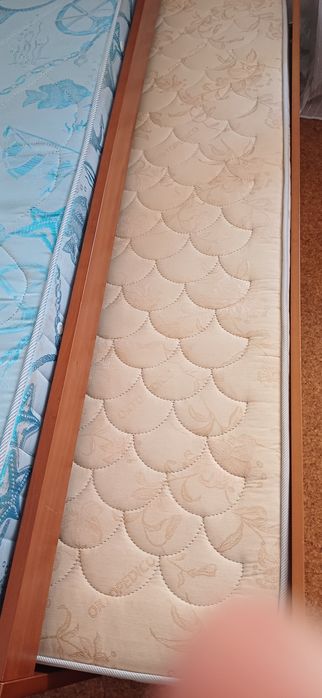 Cama dupla com 2 estrados e 2 colchões