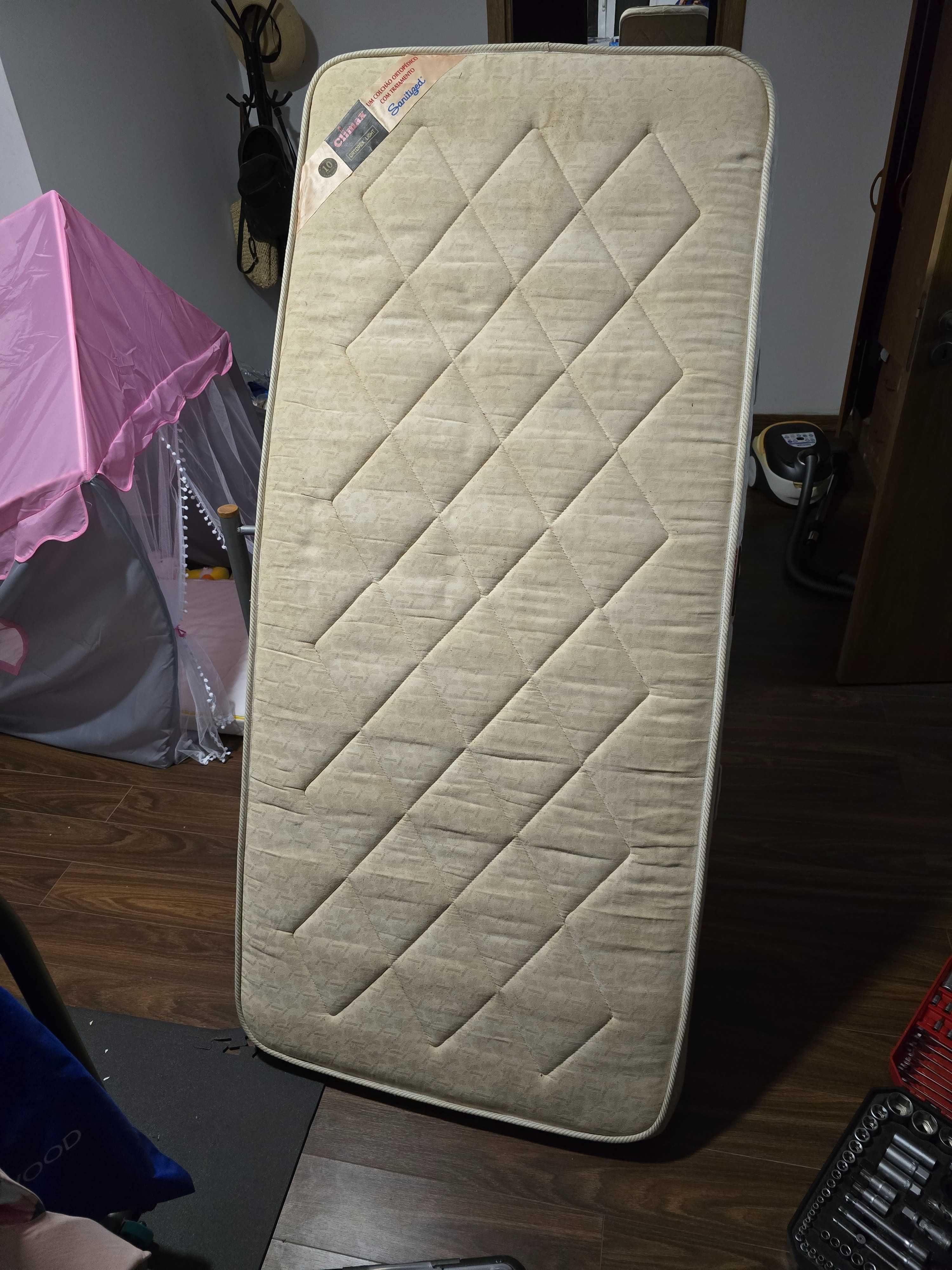 Cama de solteiro em ferro