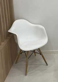 1 Cadeira Charles Eames Branca