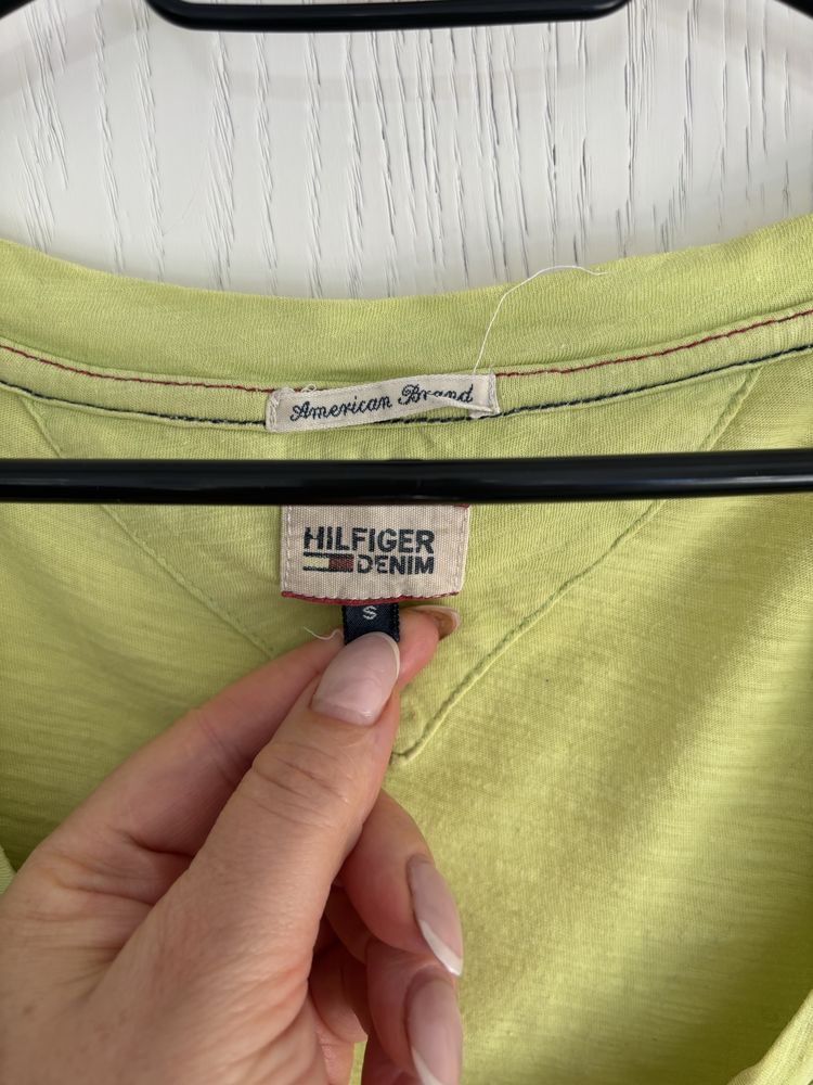 Cytryniwa koszulka w serek damska tommy hilfiger