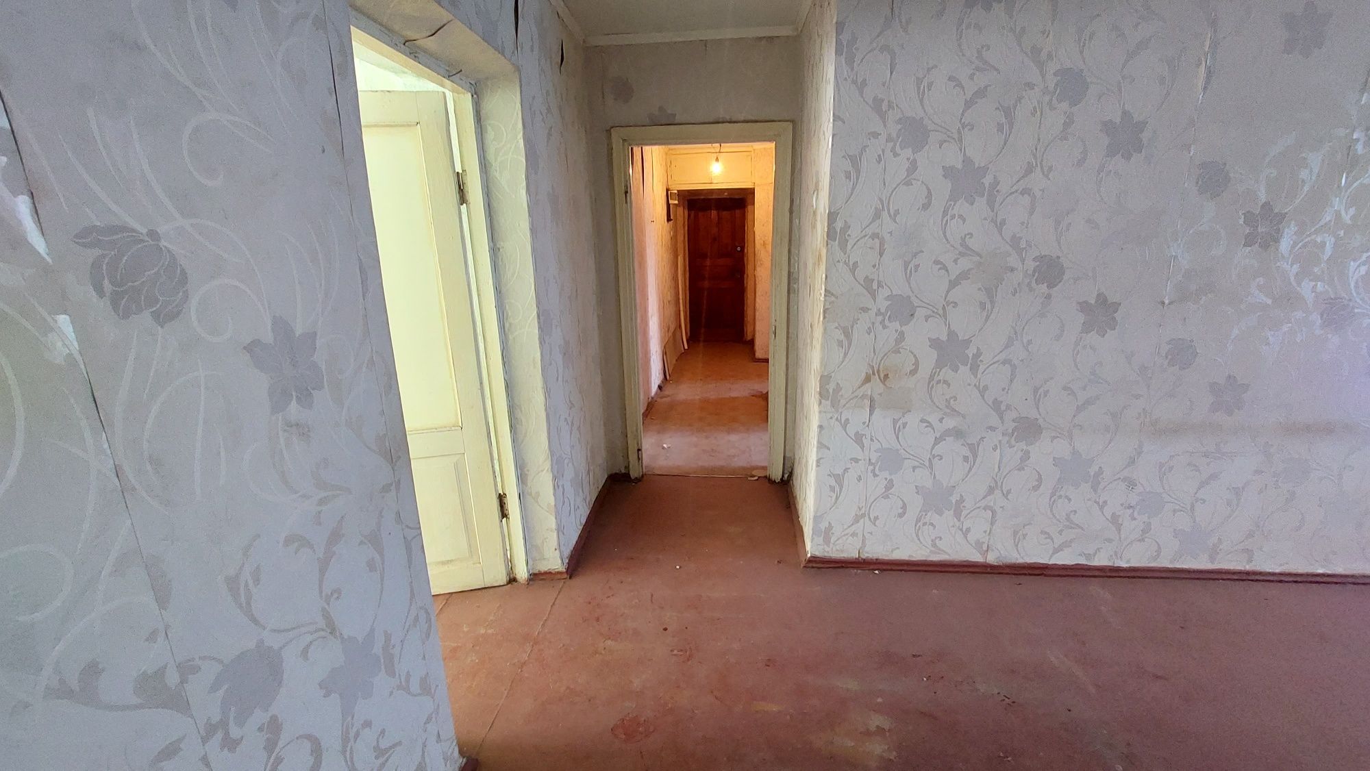 Продам 3-кімнатну квартиру. Комерція. Вул.Стависька,26.