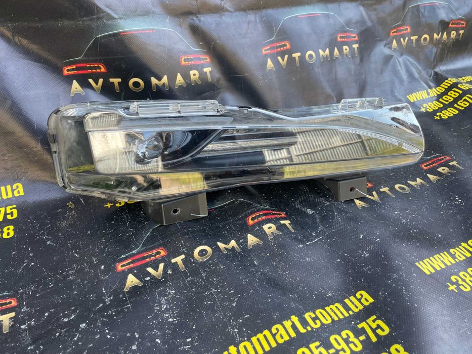 Фара протитуманна права Tesla S Plaid протитуманка Tesla 1649248-00-C