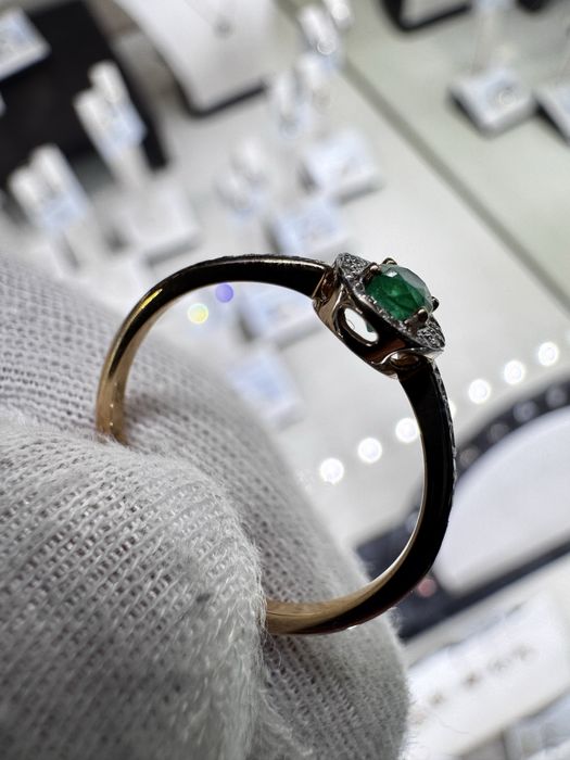 прекрасное золотое кольцо с изумрудом и натуральными бриллиантами