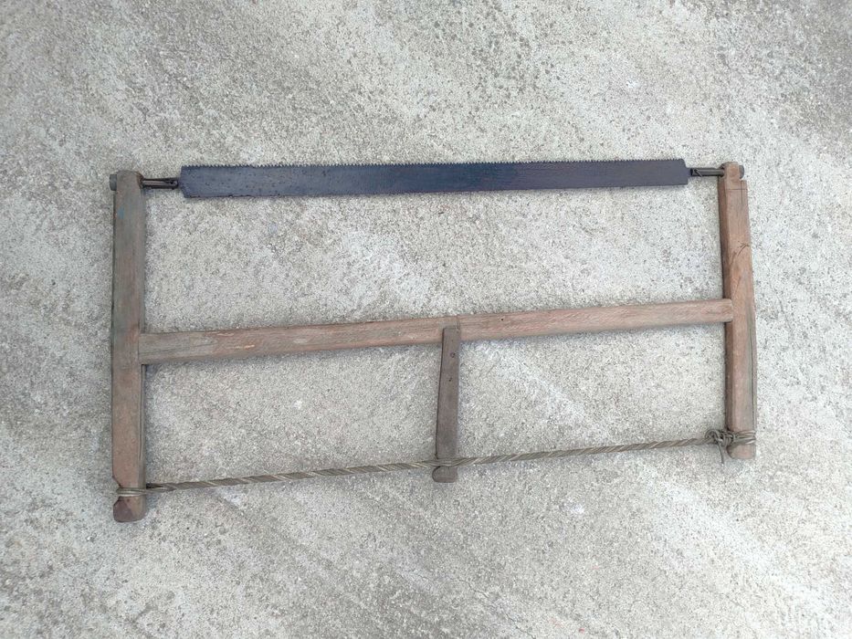 Serra de madeira antiga de carpinteiro