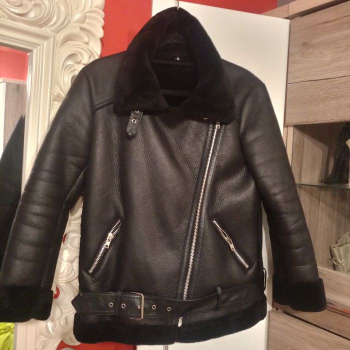 Damski krótki kożuszek ocieplany Ramoneska. Rozmiar S.