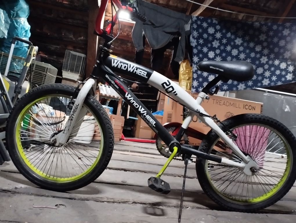 Rower BMX wraz z 4-ma pegami