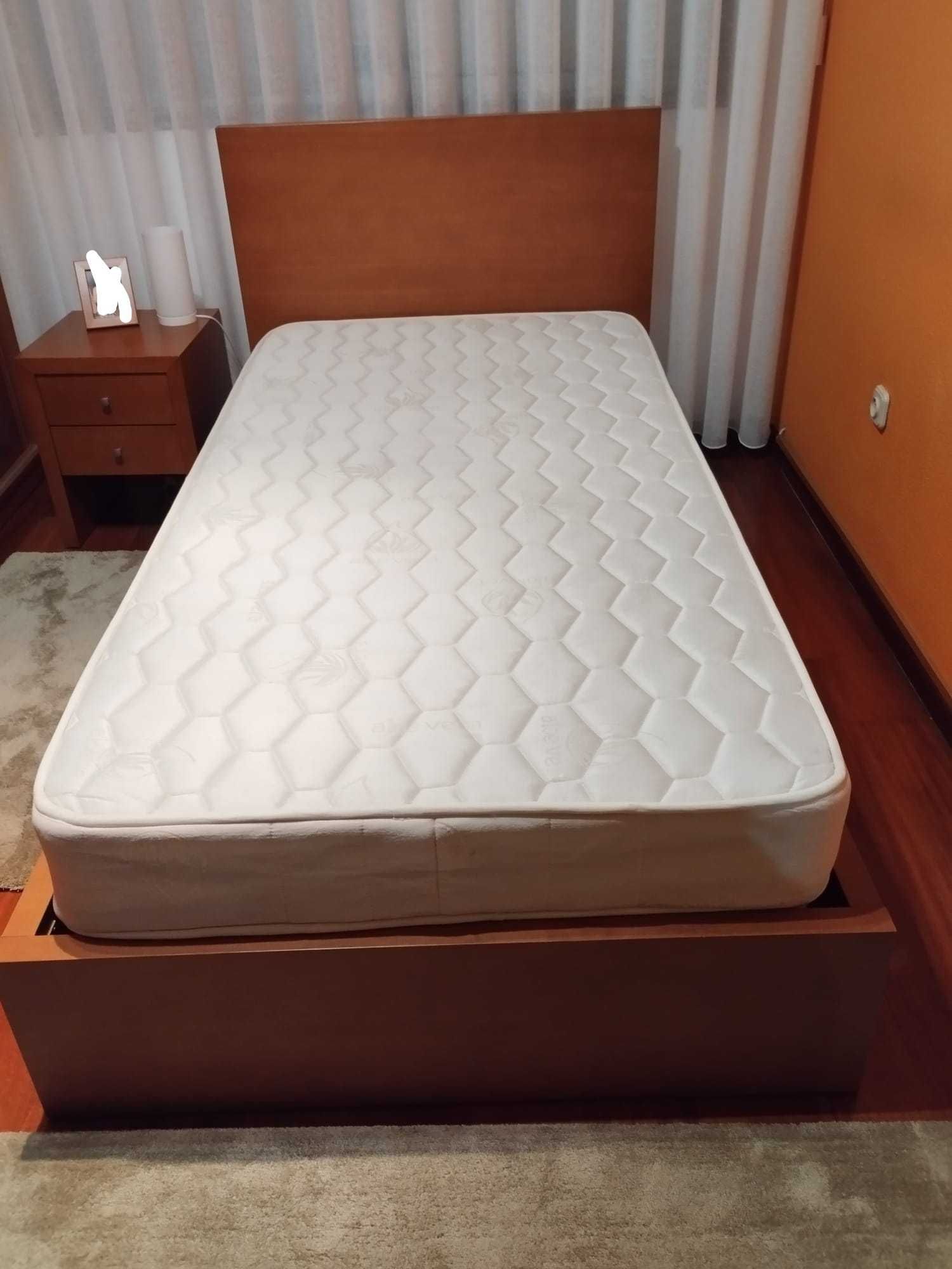 Cama em madeira e mesinha