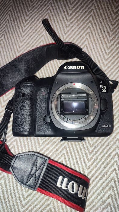 Canon 5D Mark III z full akcesoriami: ładowarka, baterie, karty, pasek